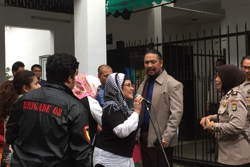 Elvy Sukaesih usai jalani pemeriksaan selama kurang lebih tiga jam di Direktorat Narkoba Polda Metro Jaya, Senin (26/2).