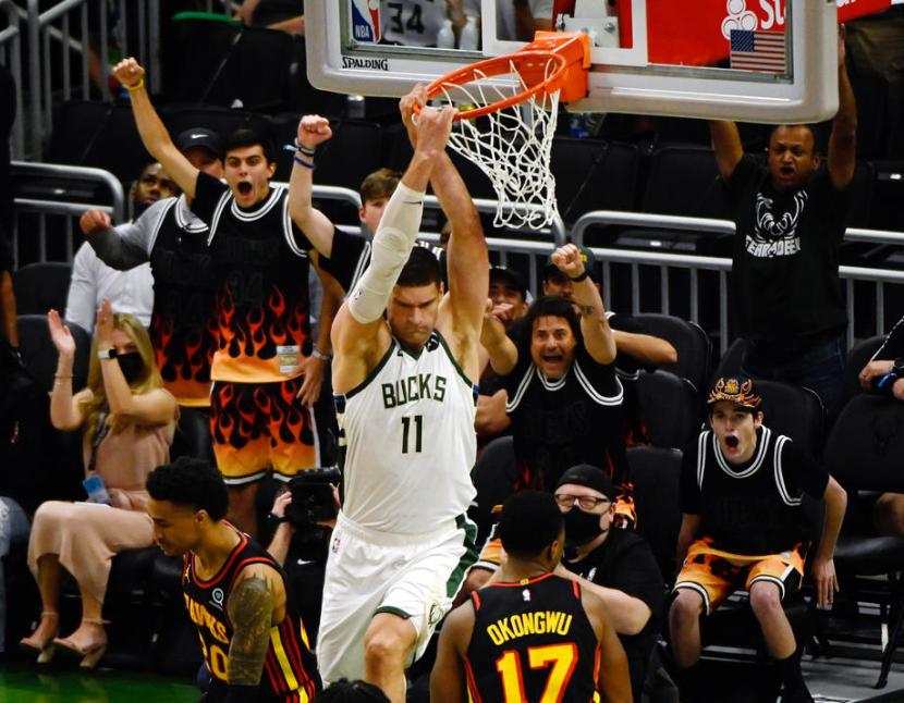 {emain Milwaukee Bucks, Brook Lopez, melakukan dunk saat menghadapi Atlanta Hawks pada final WIlayah Timur NBA. 