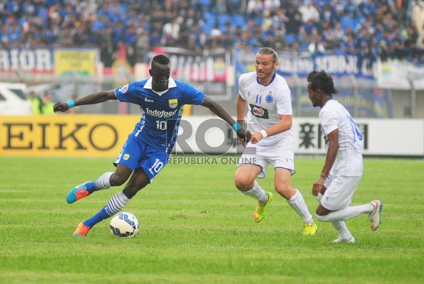   Pemain Persib Bandung Makan Konate (kiri) berebut bola dengan dua pemain New Radiant SC Viliam Macko (tengah) dan Ahmed Suhail (kanan) di Stadion Si Jalak Harupat, Kabupaten Bandung, Rabu (25/2). (foto : Septianjar Muharam)