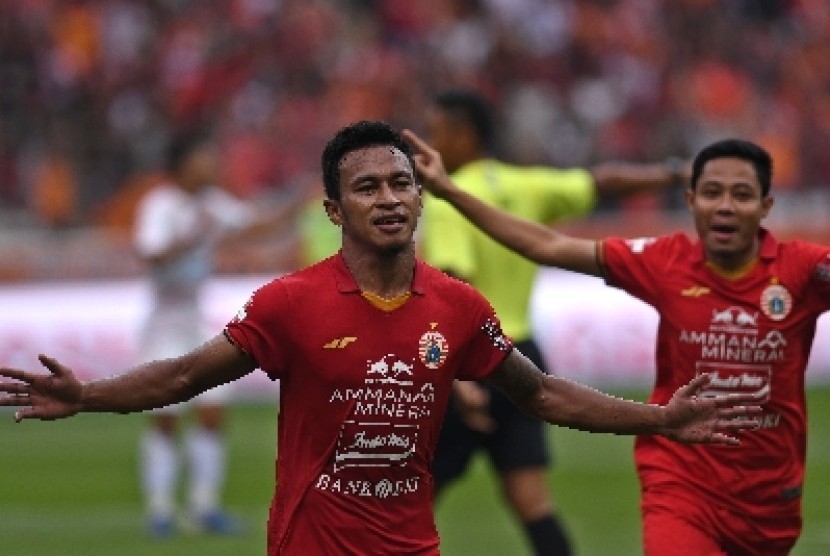 emain Persija Jakarta Osvaldo Haay (kiri) dan Evan Dimas berselebrasi usai menjebol gawang Borneo FC dalam pertandingan pekan pertama Shopee Liga 1 2020 di Stadion Utama Gelora Bung Karno (SUGBK), Jakarta,Ahad (1/3/2020