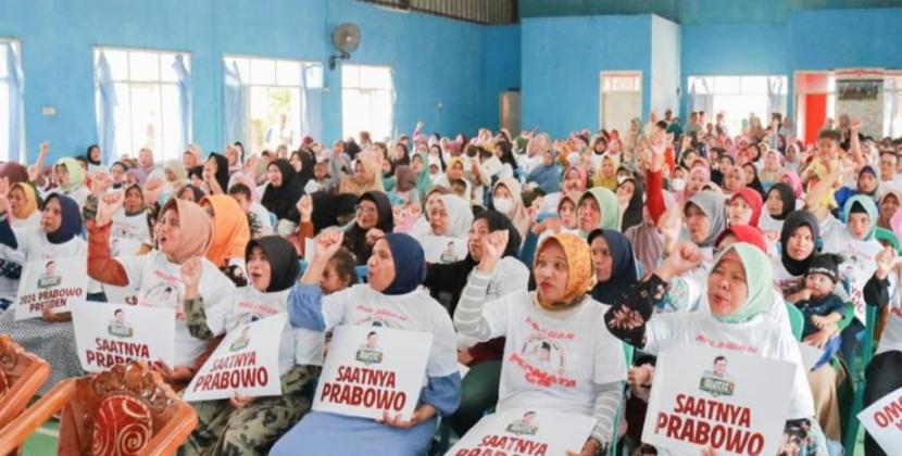 Emak-emak bergabung dalam Relawan Permata 08 mendukung program makan siang gratis siswa yang dicanangkan Prabowo Subianto.