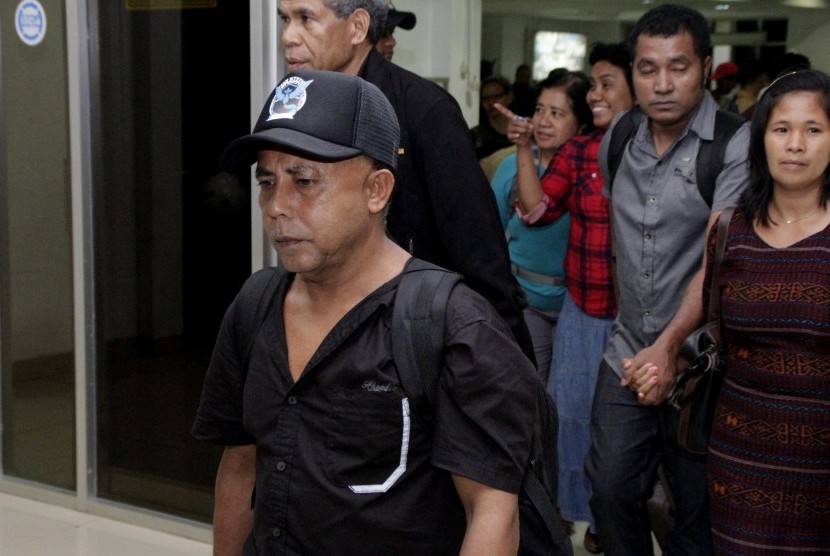 Emanuel Arakian (kiri) warga Flores Timur, NTT dan Laurensius Koten (kedua kanan) yang menjadi salah satu korban penyanderaan Abu Sayyaf tiba di Bandara El Tari Kupang, Senin (26/9) malam. 