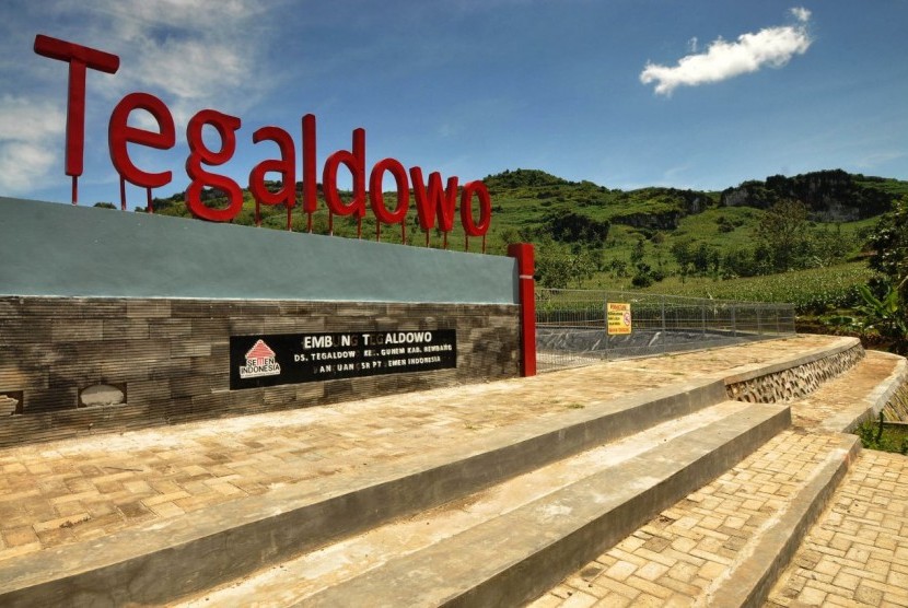 Embung Tegaldowo di Desa Tegaldowo, Kecamatan Gunem, Kabupaten Rembang, Jawa Tengah dan aktivitas pertanian warga Ring I pabrik PT Semen Indonesia di Rembang.