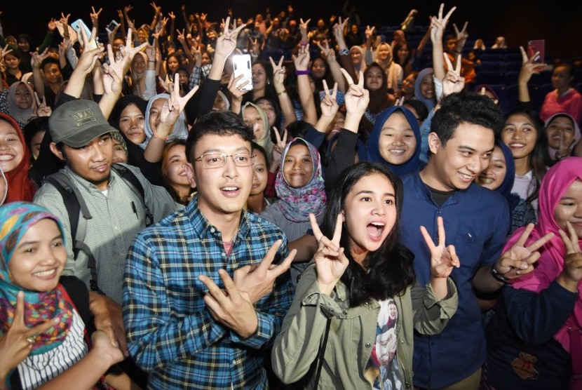 Pemeran film London Love Story 2, Dimas Anggara (kedua kiri) dan Michelle Ziudith (kedua kanan) bersama penggemar ketika jumpa dengan penggemar di bioskop di Tunjungan Plaza, Surabaya, Jawa Timur, Selasa (7/3). 