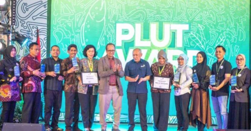 emerintah Kabupaten (Pemkab) Bandung melalui Dinas Koperasi dan Usaha Kecil dan Menengah (UKM) raih penghargaan juara 3 PLUT KUMKM