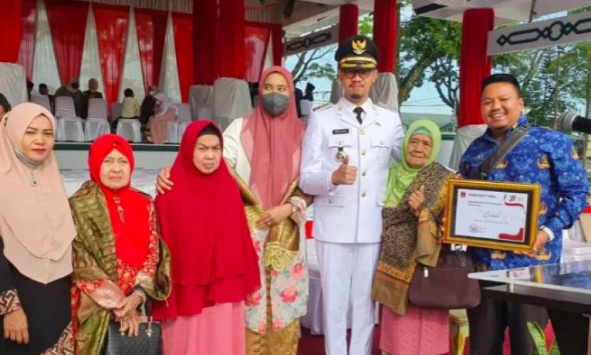 emerintah Kota Bukittinggi di Provinsi Sumatra Barat pada peringatan ulang tahun ke-77 Republik Indonesia pada Rabu (17/8/2022) memberikan penghargaan kepada empat warganya yang lahir pada Hari Kemerdekaan Indonesia, tanggal 17 Agustus 1945.