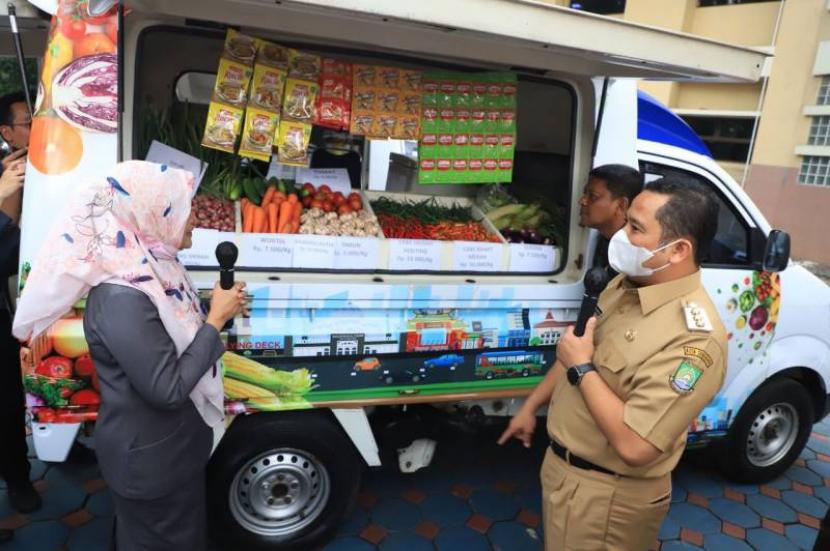 Pemerintah Kota (Pemkot) Tangerang mengerahkan mobil Belanja Gampang (Si Jampang) untuk berkeliling di semua kecamatan menjajakan harga pangan secara terjangkau.