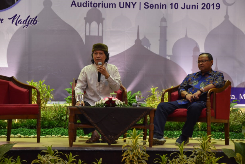  Emha Ainun Najib (Cak Nun) saat mengisi Syawalan di Universitas Negeri Yogyakarta (UNY), Senin (10/6). 