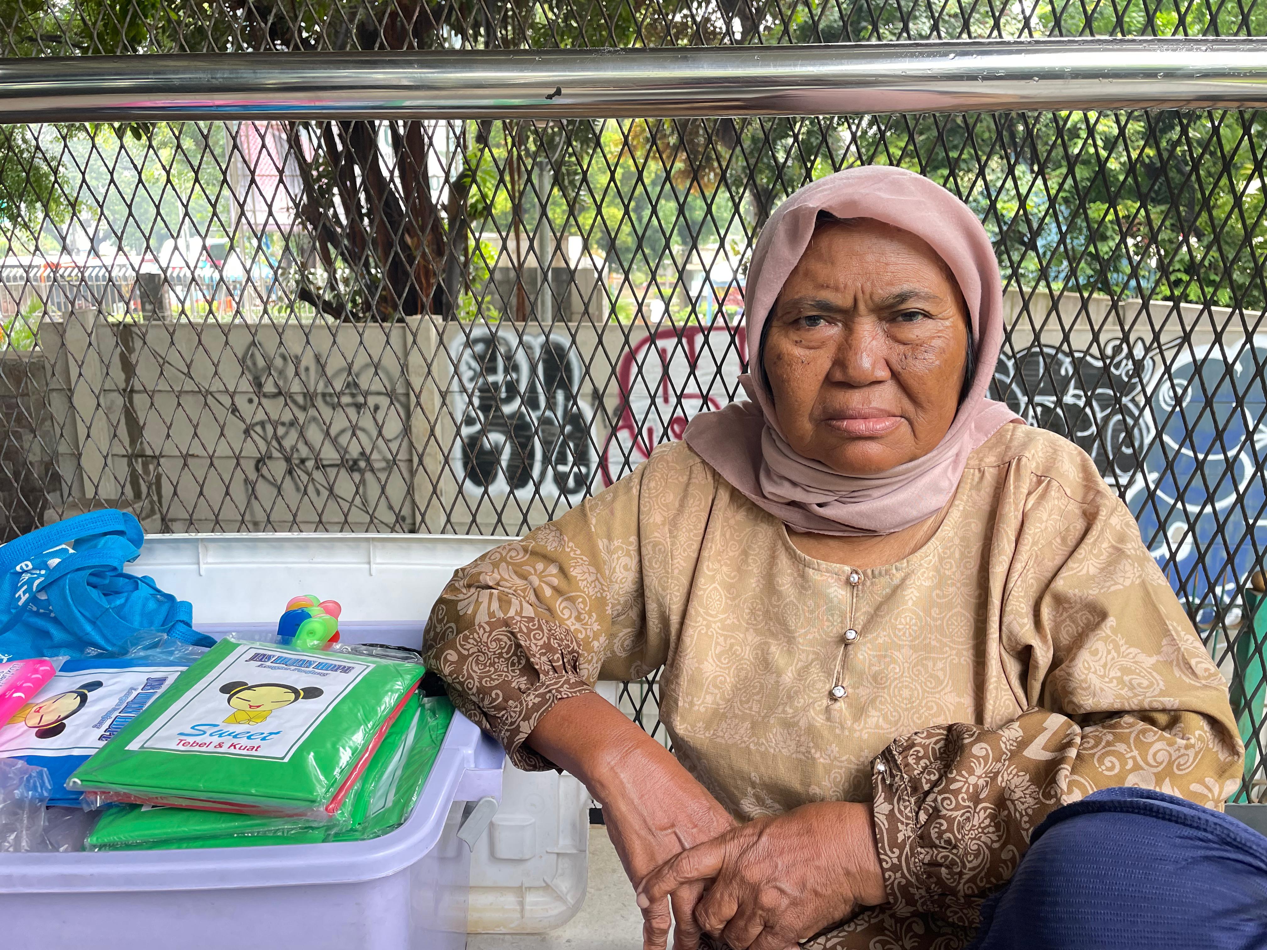 Emi, warga Gedong Panjang, Jakarta Barat yang setiap hari berjualan tisu di JPO Stasiun Juanda, Jakarta Pusat.