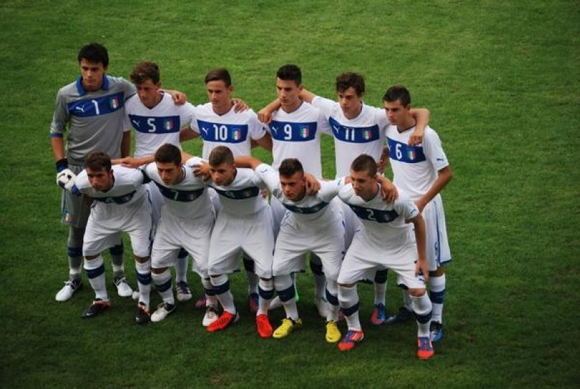 Emil Audero (atas paling kiri) Bersama Timnas Italia