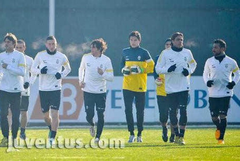 Emil Audero (tengah, berbaju kuning) Berlatih BerPemain Utama Juventus