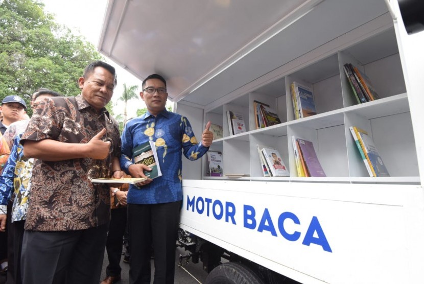 Emil Berikan Hibah 24 Motor Baca ke Kabupaten/Kota