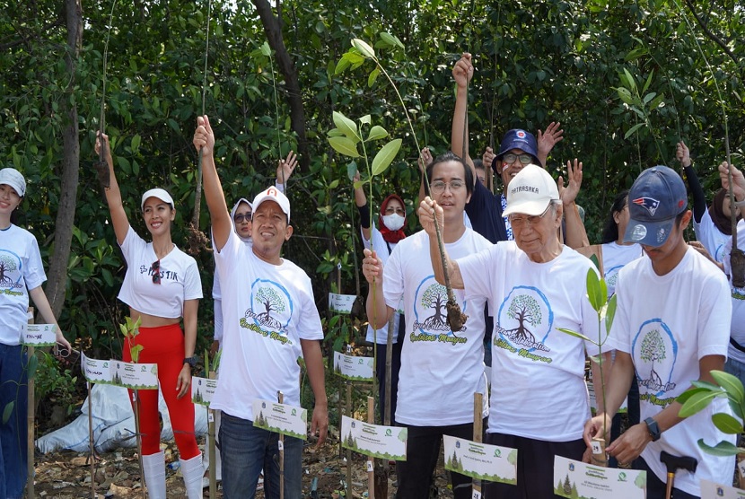 Emil Salim Institute menggandeng sejumlah pihak untuk melakukan revitalisasi kawasan hutan mangrove pantai utara DKI Jakarta, sekaligus menginisiasi sebuah gerakan menanam pohon mangrove bersama masyarakat. Kolaborasi program tersebut karena kawasan ini mempunyai peranan yang startegis baik secara ekonomi, sosial, maupun lingkungan.