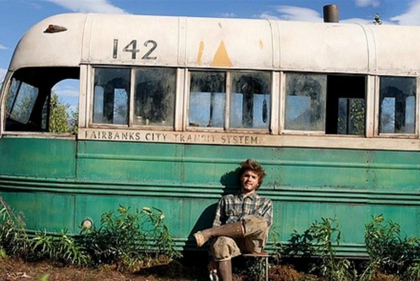 Emile Hirsch berperan sebagai Chris McCandless dalam reka ulang foto terakhir yang sangat terkenal dari petualangan bus 142 dari film Into the Wild.