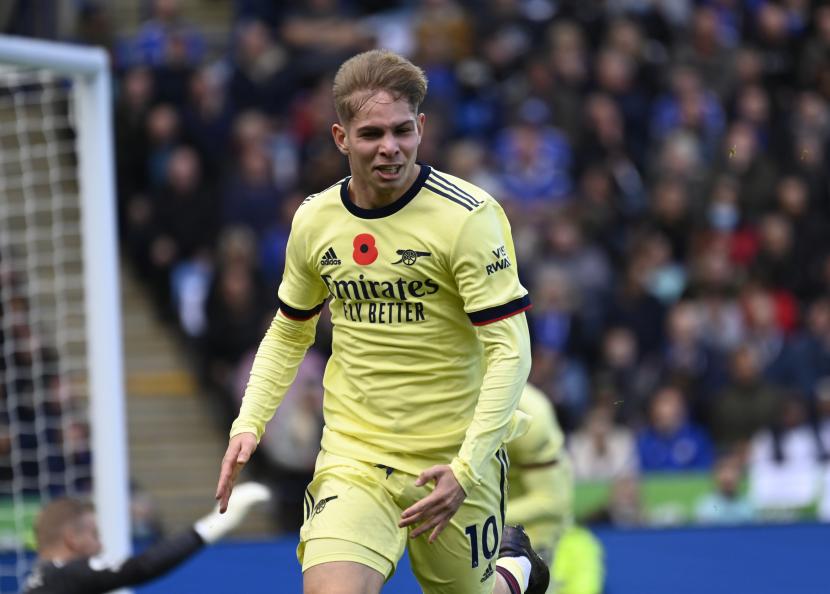 Emile Smith Rowe dari Arsenal merayakan setelah mencetak gol selama pertandingan sepak bola Liga Premier Inggris antara Leicester City dan Arsenal FC di Leicester, Inggris, 30 Oktober 2021.