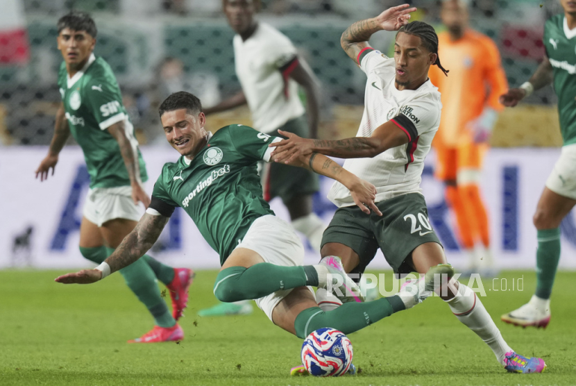 Emiliano Martinez dari Palmeiras, kiri, terjatuh setelah ditantang oleh Joao Pedro dari Chelsea selama pertandingan perempat final Piala Dunia Antarklub 2025 di Philadelphia, Sabtu, 5 Juli 2025 pagi WIB. 