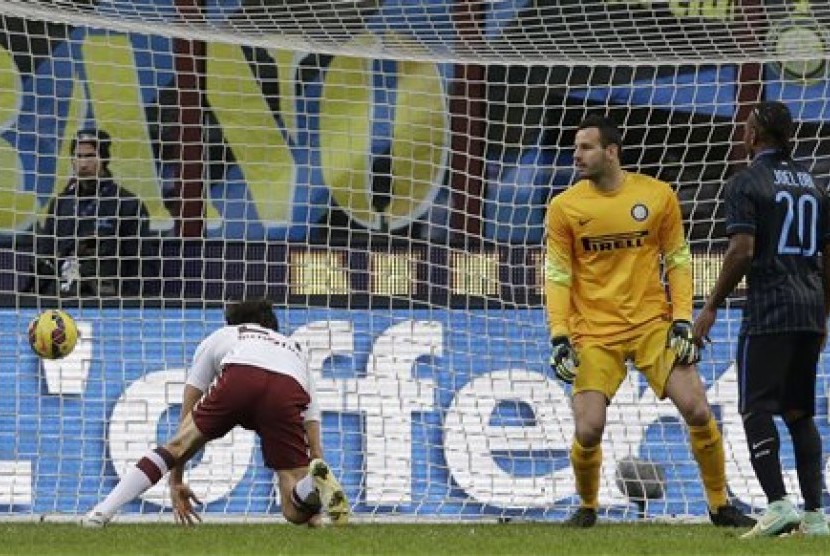 Emiliano Moretti (putih) mencetak gol kemenangan Torino atas Inter Milan di Serie A, Ahad (25/1).