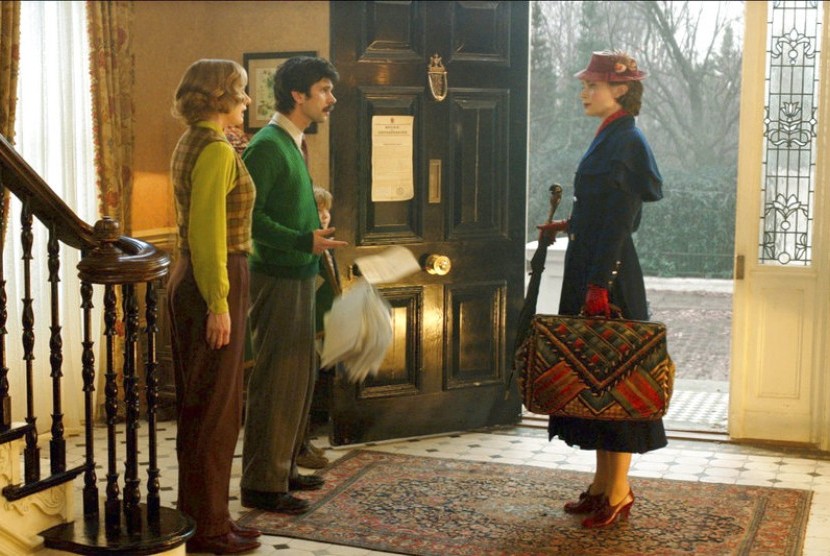 Emily Mortimer, Ben Whishaw dan Emily Blunt dalam film Mary Poppins Returns.