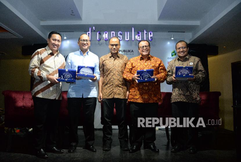 emimpin Redaksi Republika Irfan Junaidi (tengah) berfoto bersama Presiden Direktur PT Adaro Energy Tbk Garibaldi Thohir,Ketua Umum Kadin Indonesia Rosan P.Roeslani,Dirut BRI Syariah Moch.Hadi Santoso dan Direktur Keuangan dan Oprasional BNI Syariah Wahyu Avianto (dari kiri) pada acara Cafe CEO Republika,Jakarta