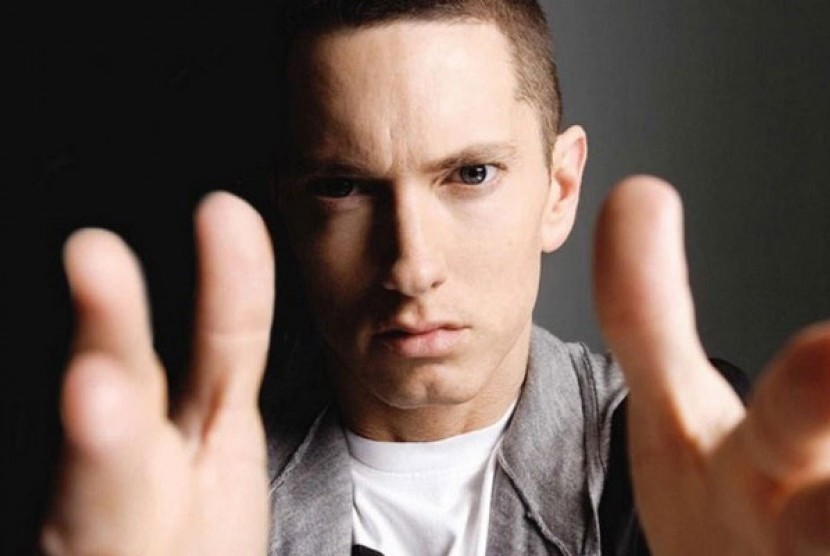 Eminem adalah salah satu penyanyi yang berhasil memuncaki Billboard dengan 10 album berbeda.