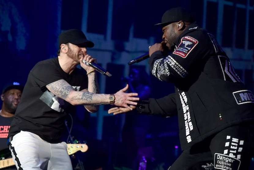 Eminem (kiri) dan 50 Cent. Menurut 50 Cent, Eminem akan memerankan Richard Wershe Jr alias White Boy Rick dalam serial yang diproduserinya, Black Mafia Family.