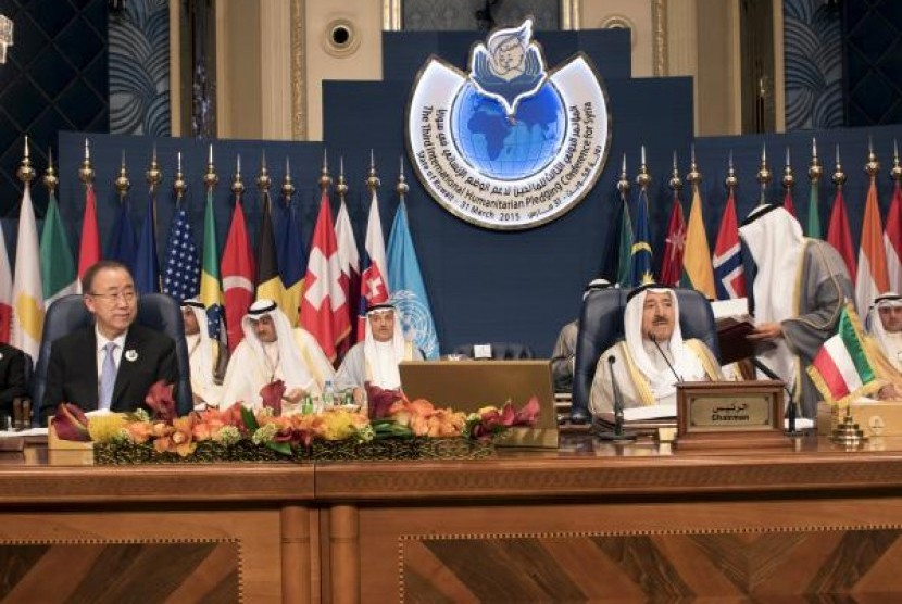 Emir Kuwait Sheikh Sabah al-Ahmed al-Sabah (kanan) dan Sekjen PBB Ban Ki-moon (kiri) menghadiri Konferensi Kemanusiaan Internasional Ketiga untuk Suriah di Istana Bayan, Selasa (31/3) 2015