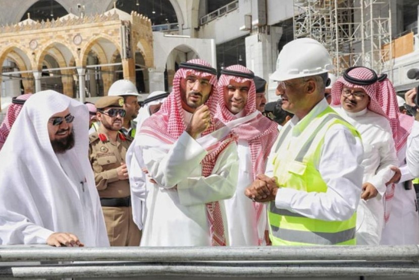 Emir Makkah Pangeran Abdullah Bin Bandar memeriksa pekerjaan renovasi Sumur Zamzam (Foto: Saudi Gazata)