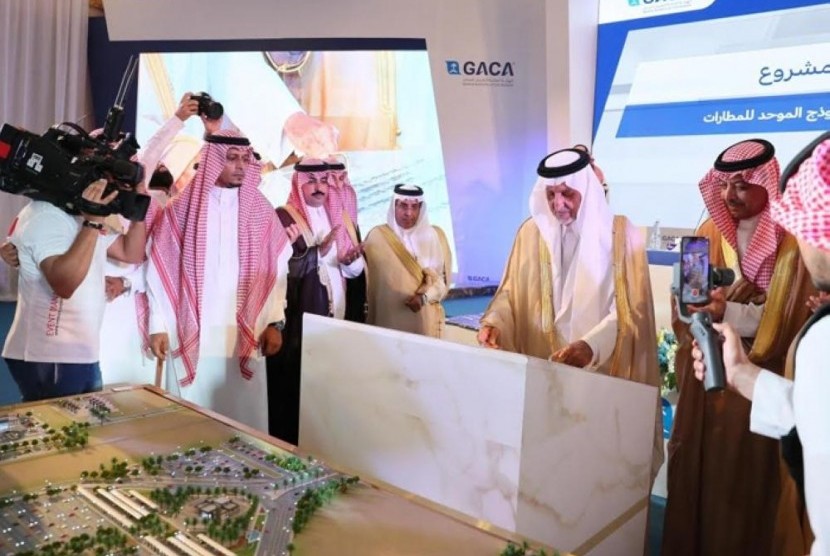 Emir Makkah, Pangeran Khaled Al-Faisal,  meresmikan pembangunan Bandarea Qundfadah.Faisal