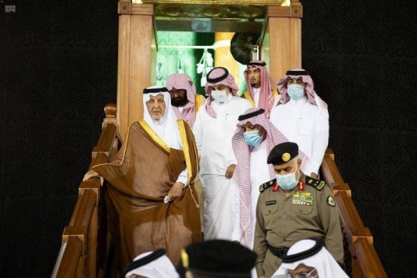 Emir Makkah Pangeran Khalid Al-Faisal, memimpin pencucian Ka