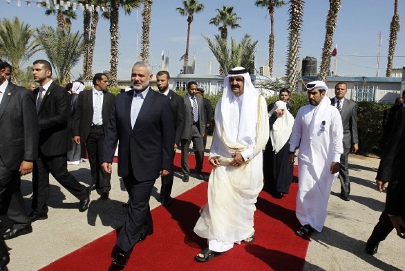 Emir Qatar, Sheikh Hamad bin Khalifa al-Thani (berbaju putih) berjalan bersama Perdana Menteri Ismail Haniyeh dalam acara penyambutan kedatangan sang Emir. Ini menjadi kunjungan bersejarah karena untuk pertama kalinya seorang pemimpin negara Arab mengunjun