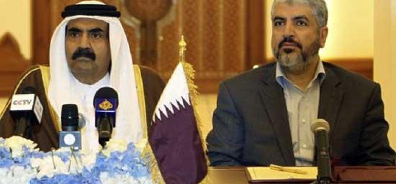 Emir Qatar Sheikh Hamad bin Khalifa al-Thani (kiri) bersama pemimpin Hamas Khaleed Meshaal (kanan)
