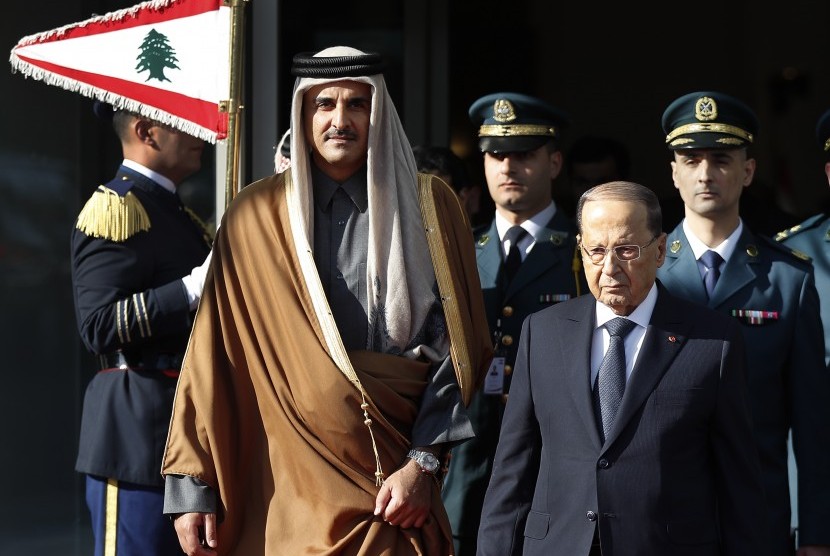 Emir Qatar Sheikh Tamim bin Hamad Al-Thani (kiri) bersama Presiden Libanon Michel Aoun menghadiri Konferensi Tingkat Tinggi (KTT) Pembangunan Ekonomi dan Sosial Arab, di Beirut, Libanon, Ahad (20/1).