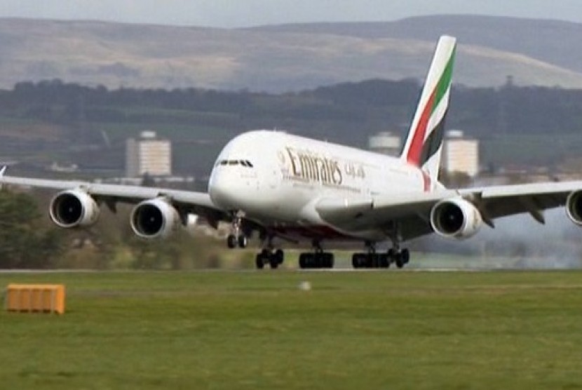 Pesawat Airbus A380 yang dioperasikan Emirates Airlines. Pengelola Bandar Udara Internasional I Gusti Ngurah Rai Bali menyiapkan sebanyak 12 konter lapor diri untuk melayani penumpang dengan pesawat komersial terbesar di dunia yaitu Airbus A380 yang dioperasikan maskapai Emirates Airlines.