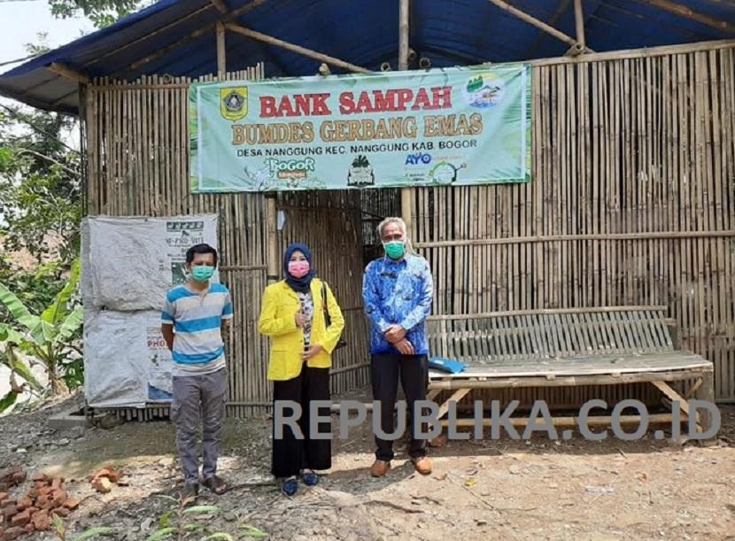 Emma Rahmawati (jas kuning) di Bank Sampah, BUM Desa Gerbang Emas.