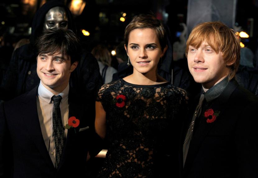 Daniel Radcliffe (kiri), Emma Watson (tengah), dan Rupert Grint menjadi tiga pemain utama dalam waralaba Harry Potter. Menurut sesama pemeran, Miriam Margolyes, hanya mereka bertiga yang menerima bayaran fantastis.