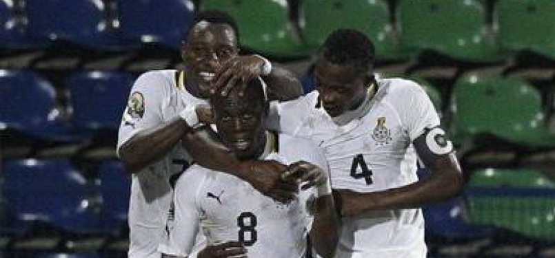 Emmanuel Badu (tengah), pemain timnas Ghana, mendapatkan pelukan selebrasi dari rekan setimnya usai menjebol jala Guinea di laga Grup D Piala Afrika 2012 di Stade de Franceville, Gabon, Rabu (1/2).