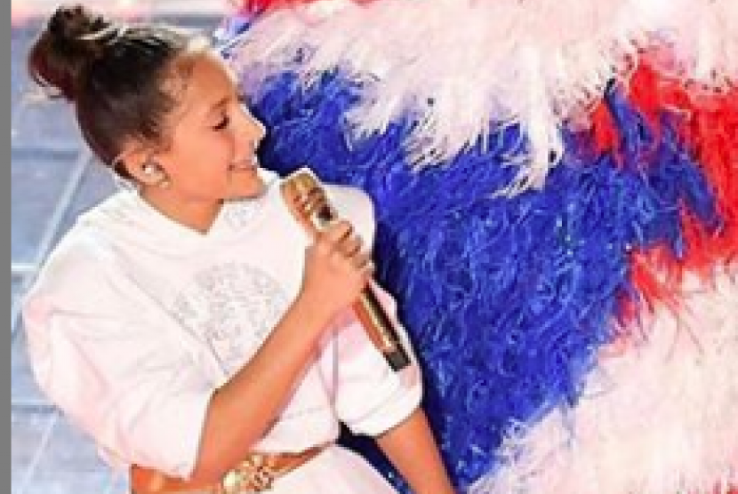 Emme, putri Jennifer Lopez, saat tampil di konser paruh waktu Super Bowl.
