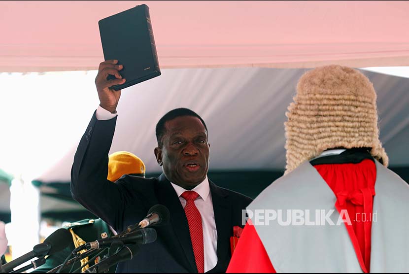 Emmerson Mnangagwa diambil sumpahnya sebagai presiden di Harare, Zimbabwe, Jumat (24/11).