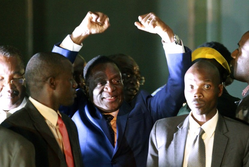 Emmerson Mnangagwa yang akan dilantik sebagai presiden Zimbabwe saat tiba di markas Partai ZANU-PF di Harare, Rabu (22/11).