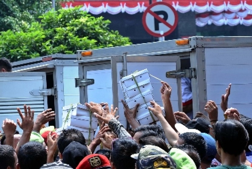 emonstran berebut nasi kotak saat unjukrasa didepan Mahkamah Konstitusi (MK), Jakarta, Rabu (20/8). 