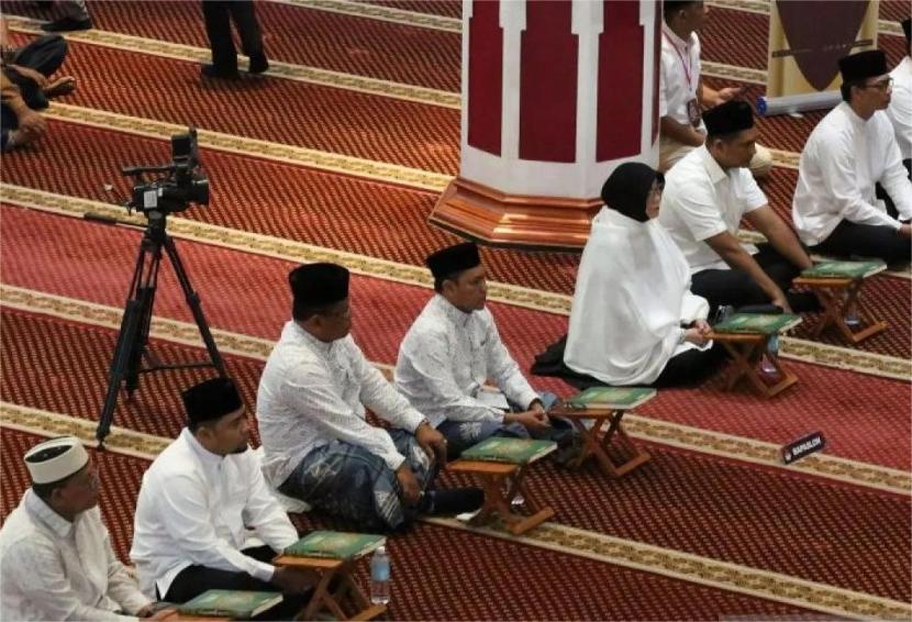 Empas paslon Pilwalkot Banda Aceh mengikuti tes baca Alquran di Masjid Al Makmur alias Masjid Oman di Kota Banda Aceh, Rabu (4/9/2024).