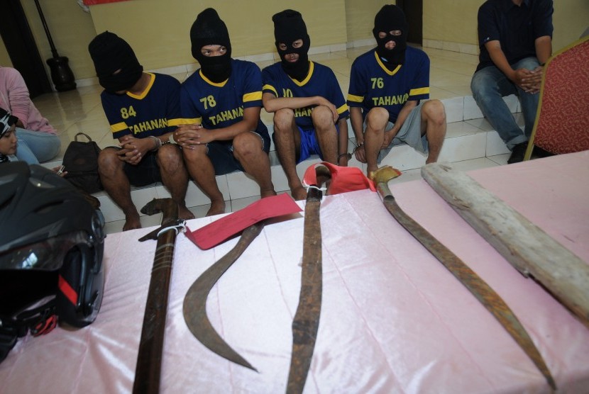 Empat anggota geng motor Kancil ditunjukkan polisi berikut barang bukti saat gelar perkara penangkapan mereka di Mapolresta Depok, Jawa Barat, Selasa (21/6). 