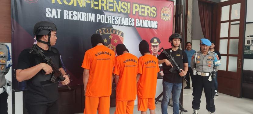 Empat anggota geng motor Moonraker yang hendak menyerang anggota geng motor lain di Kota Bandung berhasil ditangkap jajaran Satreskrim Polrestabes Bandung/ Dok Republika.