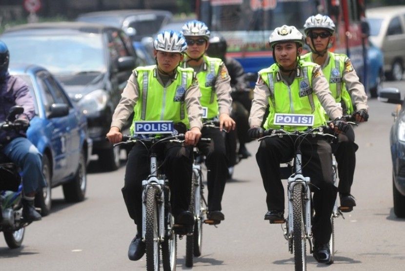  Empat Anggota Polisi lalu Lintas sedang melakukan Patroli dengan menggunakan sepeda di jalan MH.Thamrin jakarta Pusat, Selasa(8/9) Polisi bersepeda ini nantinya untuk membantu titik lokasi kemacetan di sekitar Pos Polisi Terpadu.