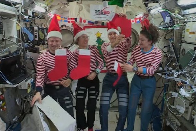 Empat astonaut berbagi kenangan tentang liburan akhir tahun di stasiun ruang angkasa. 