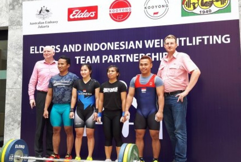 Empat atlet angkat besi Indonesia bersama dengan Dubes Australia, Paul Grigson (pojok kiri), dan Manajer Operasional PT Elders Indonesia, Jason Hatchett (pojok kanan). 
