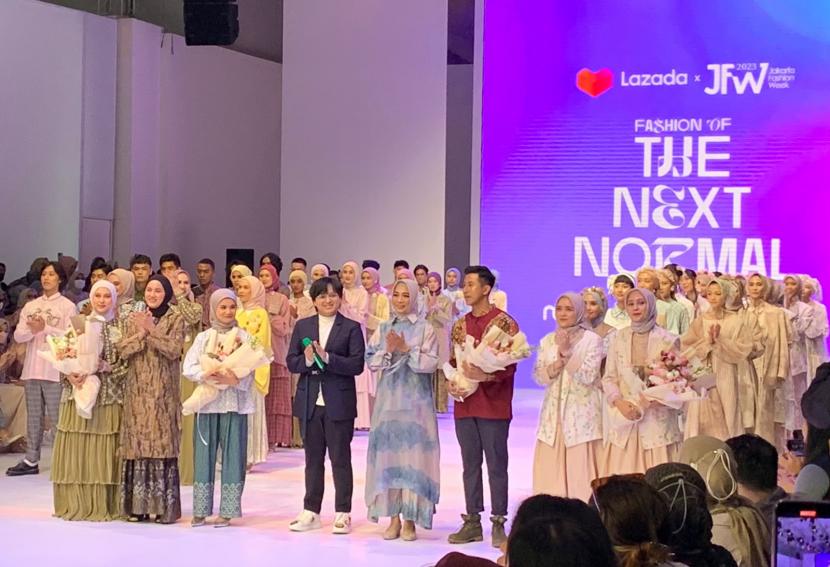 Empat desainer jenama modest fashion lokal Indonesia, Maima, Nuc, Ederra, dan Heaven Lights, bersama Penyanyi Arsy Widianto, saat penutupan sesi empat Jakarta Fashion Week (JFW) 2023 di hari kedua, Rabu (26/10/2022). 