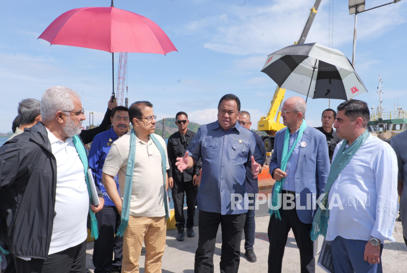 Empat duta besar dari negara-negara Arab dijamu anggota DPR RI Rachmat Gobel dan Pejabat Gubernur Gorontalo Rudy Salahuddin agar berinvestasi di Gorontalo.