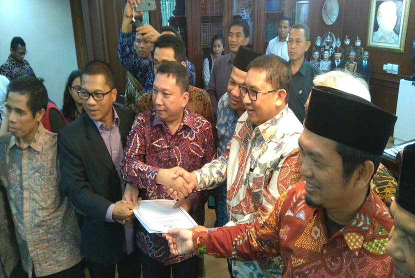Empat Fraksi di DPR resmi menyerahkan usulan hak angket terkait pelantikan Basuki T Purnama sebagai gubernur di DKI, di Kompleks Parlemen Senayan, Jakarta, Senin (13/2).