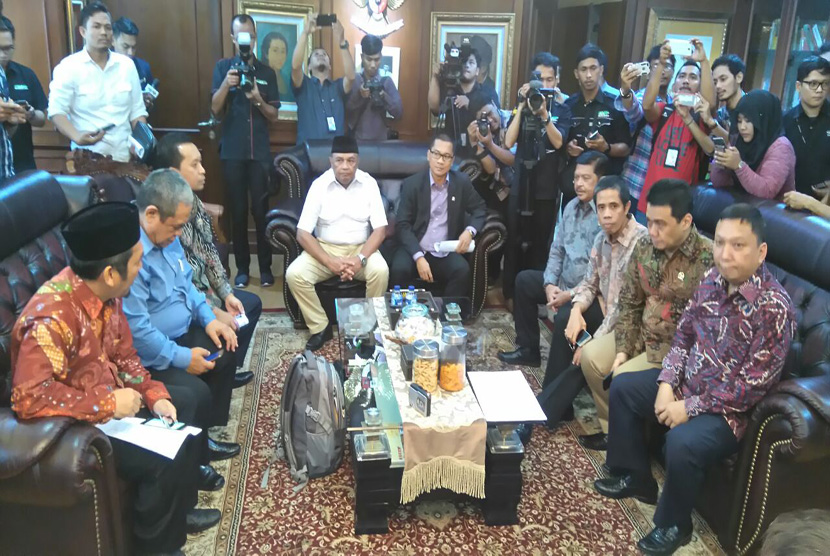 Empat Fraksi di DPR resmi menyerahkan usulan hak angket terkait pelantikan Basuki T Purnama sebagai gubernur di DKI, di Kompleks Parlemen Senayan, Jakarta, Senin (13/2).